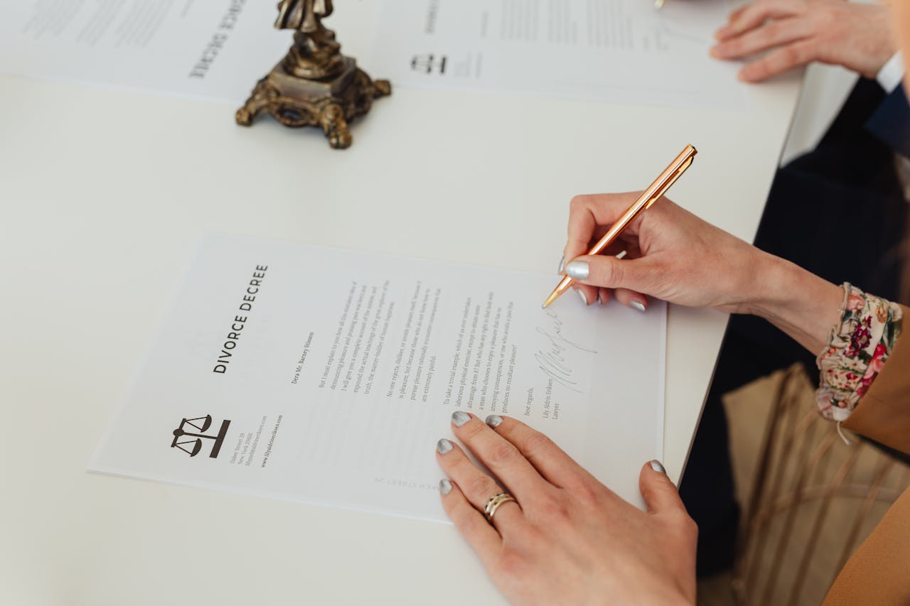 Firma de papeles de divorcio